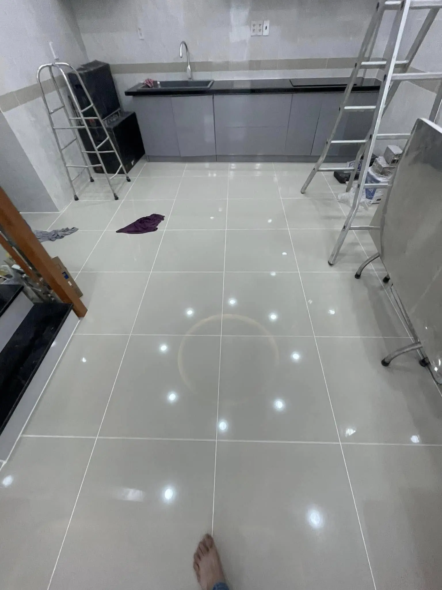 Ch&agrave; ron (ch&iacute;t mạch) qu&aacute; sớm khi lớp nền chưa kh&ocirc;