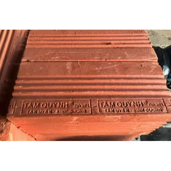 Chữ Tám Quỳnh dập nổi trên Gạch Tuynel Tám Quỳnh