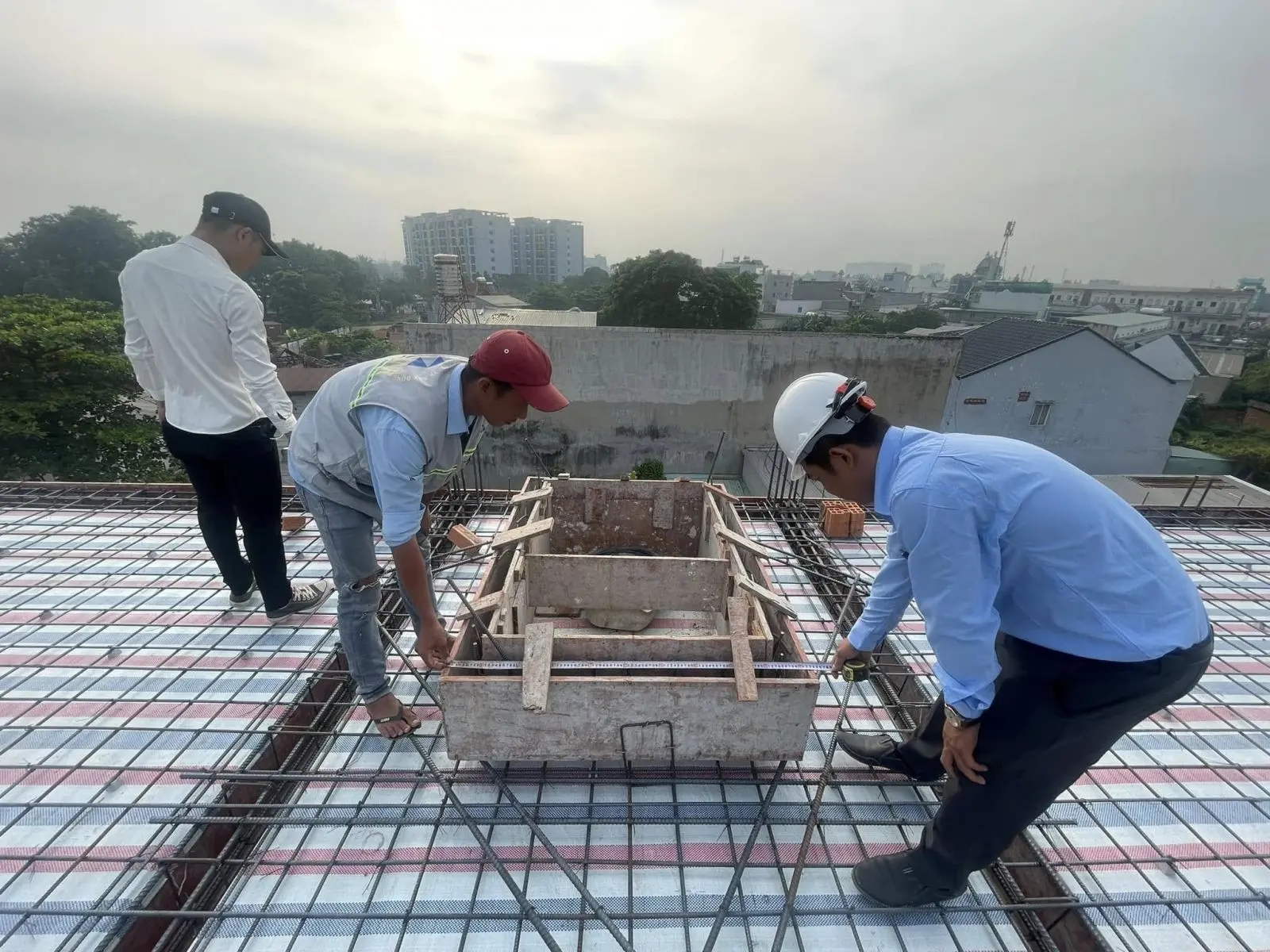 Gia chủ c&ugrave;ng Kỹ sư X&acirc;y Dựng Kim Anh đang gi&aacute;m s&aacute;t sắt s&agrave;n trước khi đổ b&ecirc; t&ocirc;ng