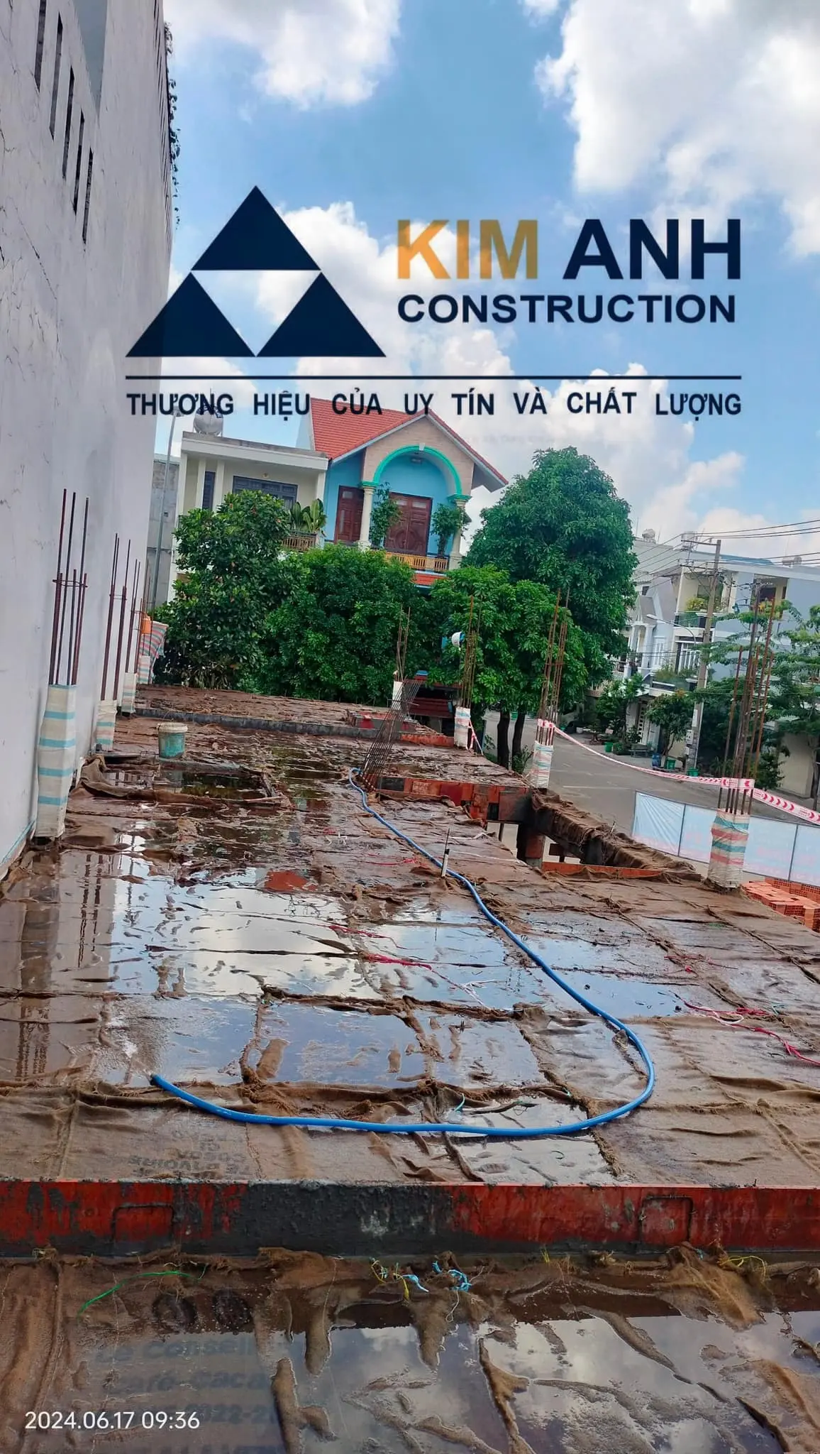 Công nhân Kim Anh phủ màng nilon, bao tải ẩm hoặc liên tục tưới nước đẫm bề mặt bê tông