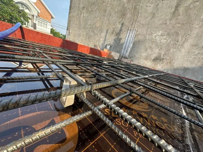 C&aacute;c cốt th&eacute;p đan v&agrave;o nhau vững chắc tại c&ocirc;ng tr&igrave;nh do Kim Anh thi c&ocirc;ng