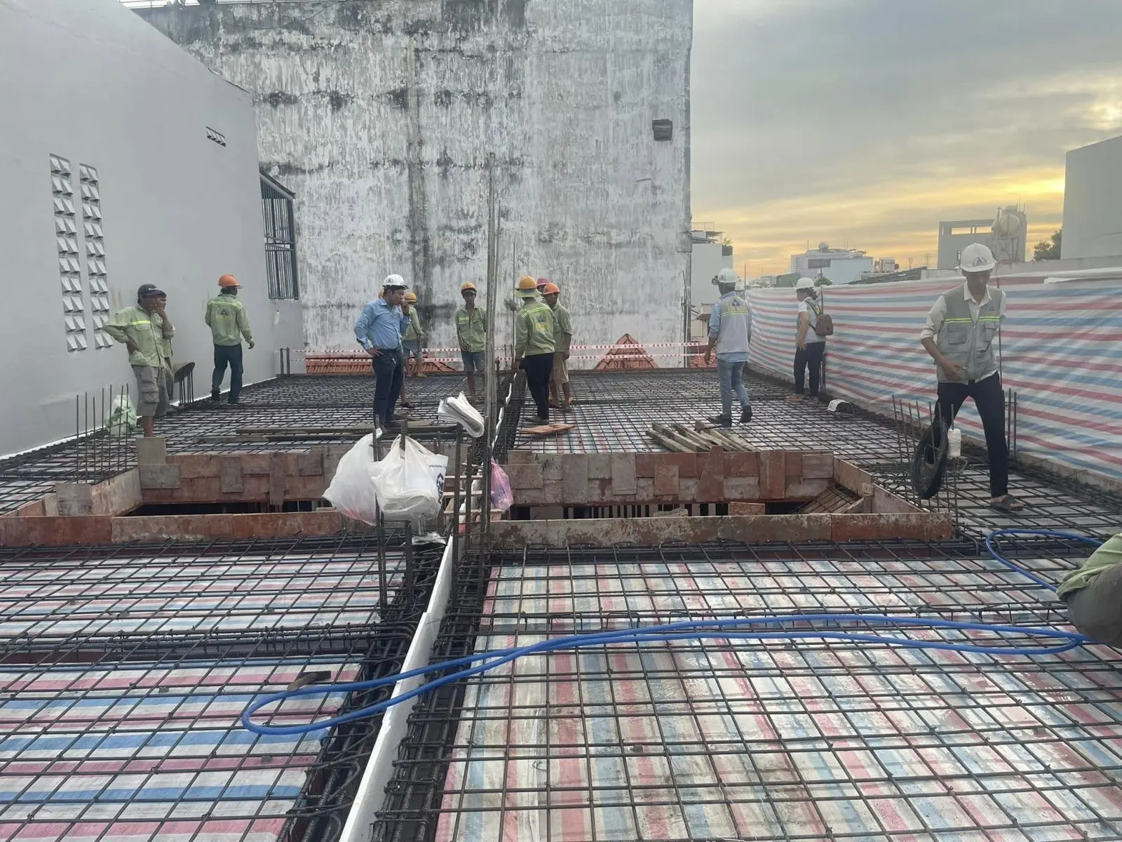 Cận cảnh những thanh cốt thép vằn đan xen vào nhau tạo thành bộ khung sàn nhà vững chắc tại công trình Xây Dựng Kim Anh