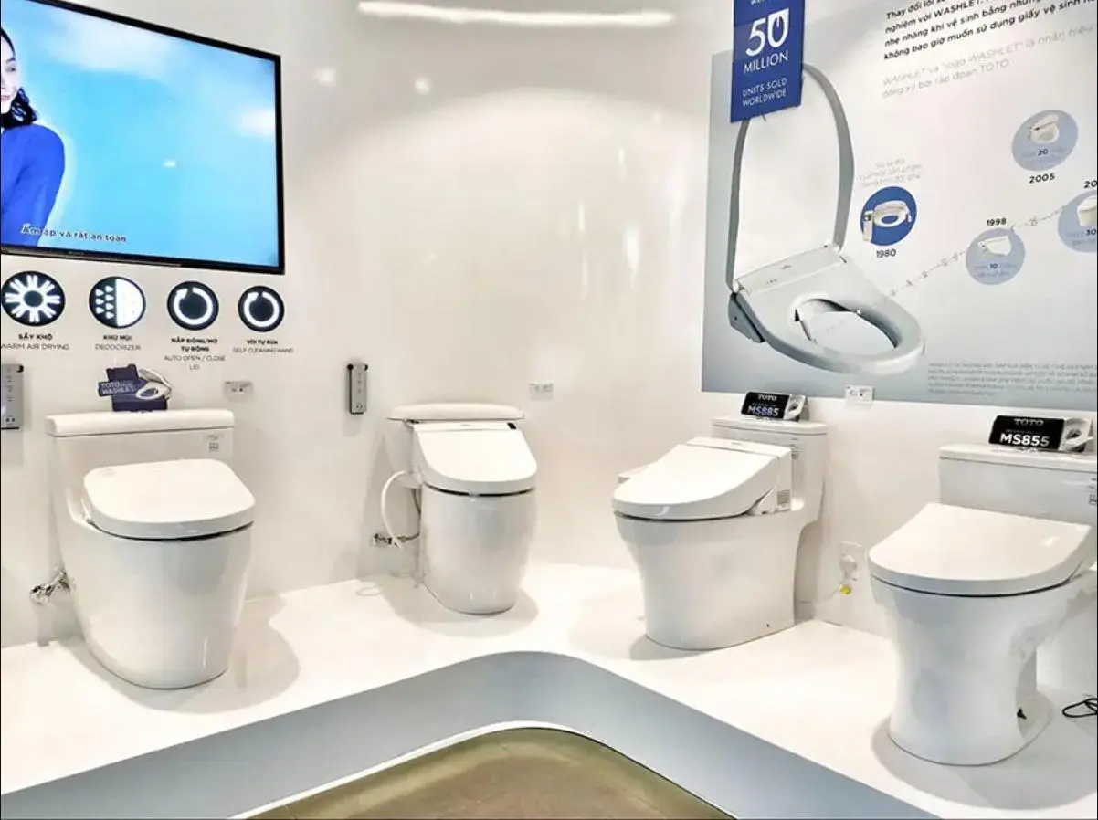 Cận cảnh các mẫu vật tư cao cấp (gạch nhập khẩu, thiết bị vệ sinh TOTO, nhôm Xingfa Quảng Đông) được bày trí tại văn phòng Xây Dựng Kim Anh