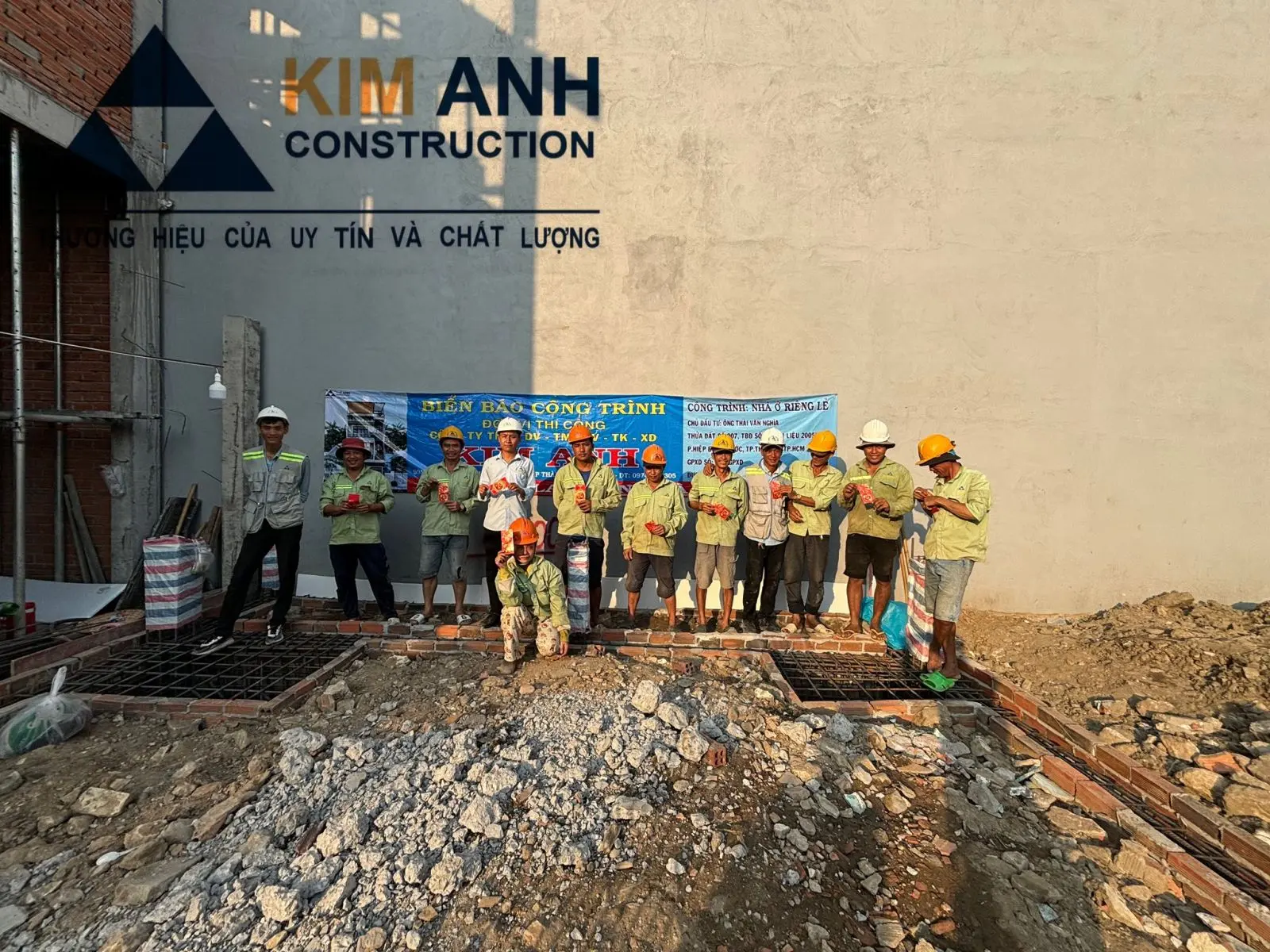 C&ocirc;ng nh&acirc;n đang tiến h&agrave;nh đan th&eacute;p đ&agrave;i m&oacute;ng cọc, chuẩn bị cho c&ocirc;ng t&aacute;c đổ b&ecirc; t&ocirc;ng m&oacute;ng nh&agrave; phố