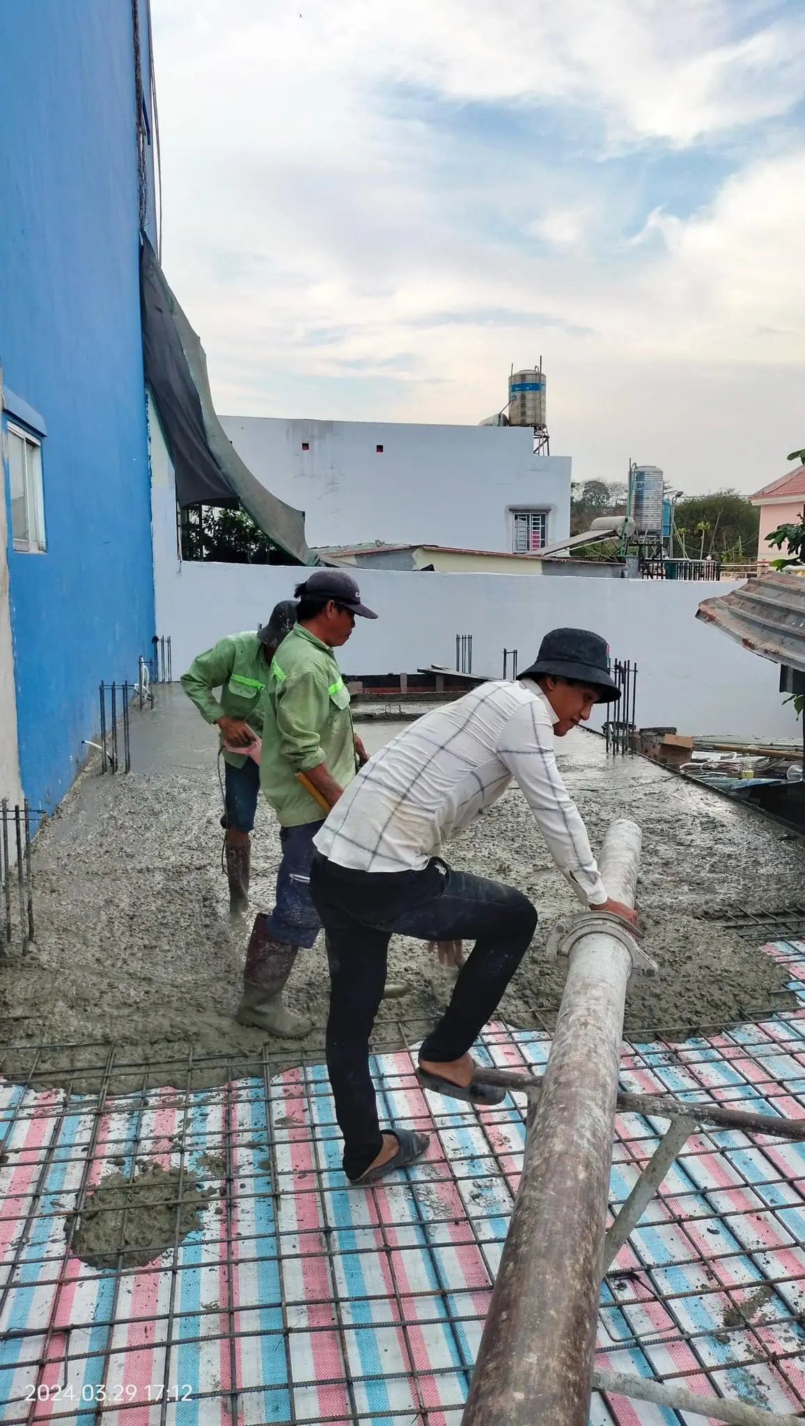 Qu&aacute; tr&igrave;nh bơm đổ b&ecirc; t&ocirc;ng tươi s&agrave;n lầu 2