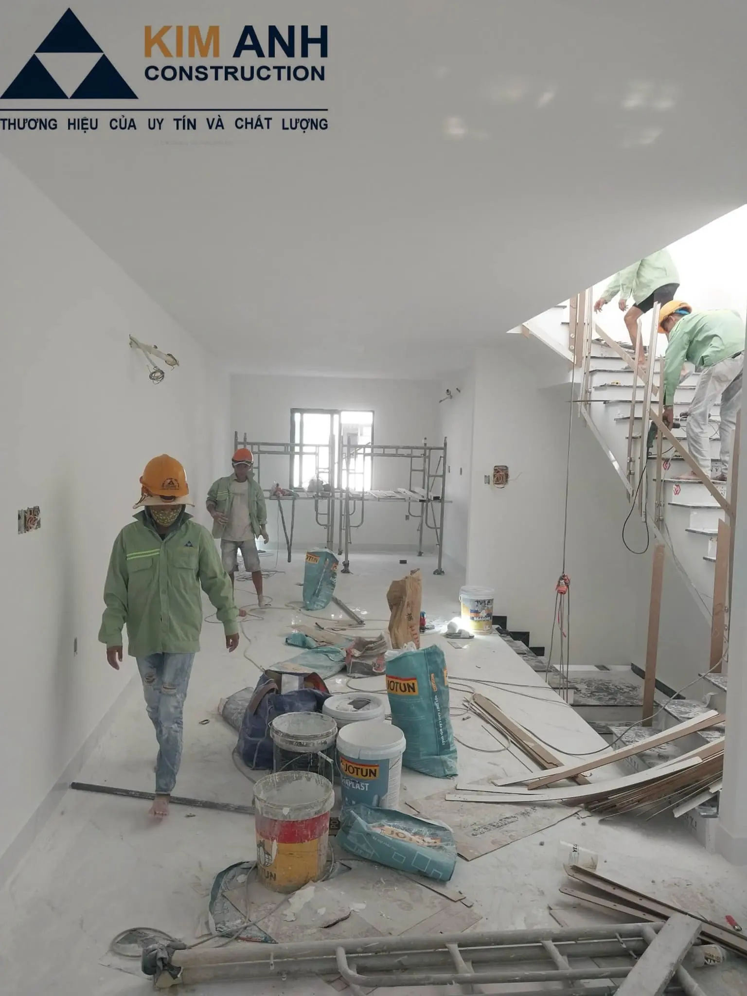 C&ocirc;ng nh&acirc;n Kim Anh tiến h&agrave;nh lắp lan can cầu thang, bả matit, lăn sơn nước giai đoạn ho&agrave;n thiện