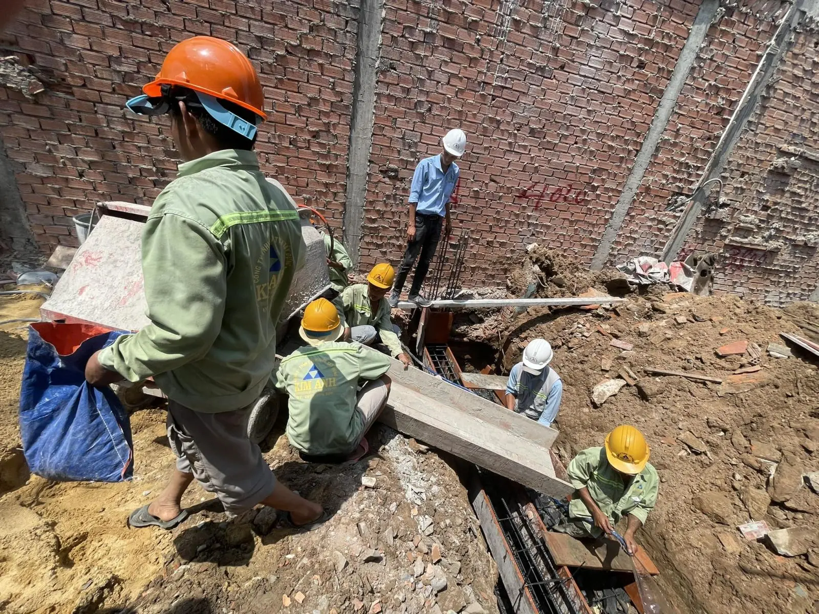 Hình ảnh công nhân Kim Anh đang thi công sắt thép móng kiên cố cho một công trình cấp 4