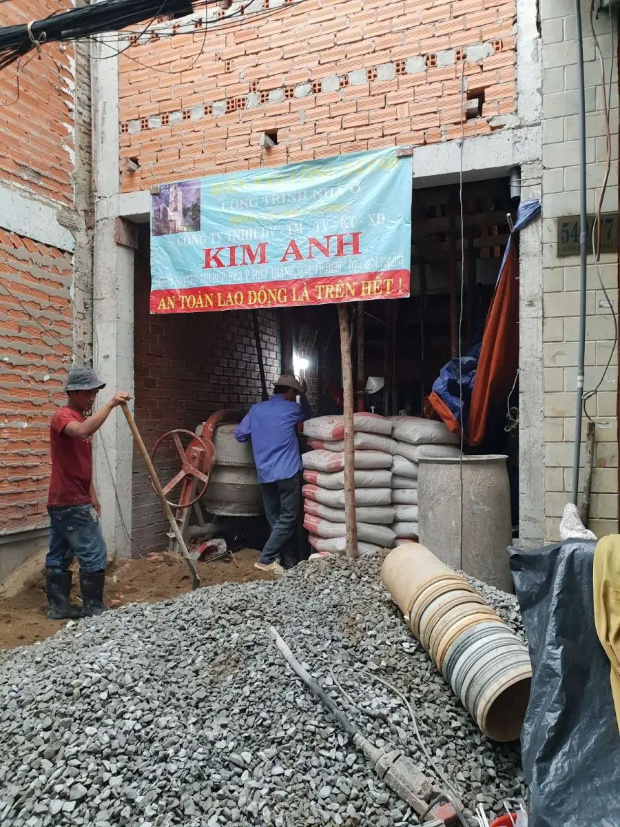 C&ocirc;ng nh&acirc;n Kim Anh thi c&ocirc;ng ho&agrave;n thiện dự &aacute;n nh&agrave; phố tại Phường 2, Quận 3