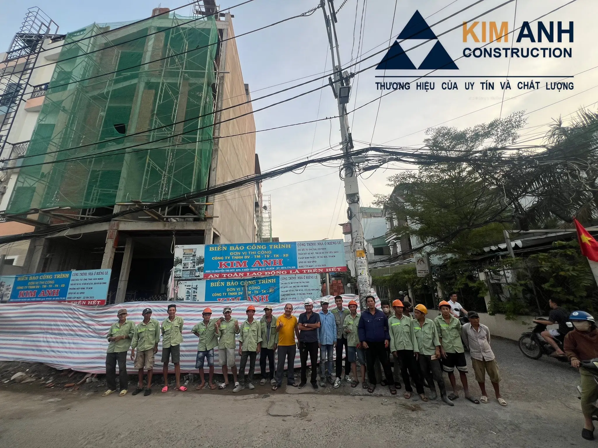 Đội ngũ nh&acirc;n c&ocirc;ng thực tế Kim Anh